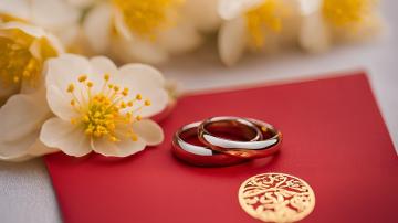 wedding rings and flowers 